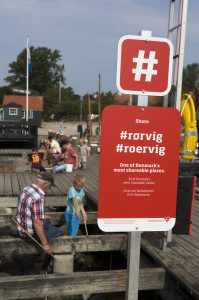 Nye hashtagskilte på Rørvig havn. Foto: John Olsen/photodand.dk
