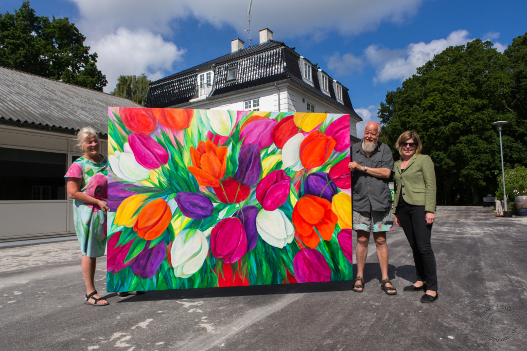 Det store og flotte tulipanbillede malt af Rørvigkunstneren Jorit Tellervo blev idag leveret til Rørvig Centret til ophængning i den store mødesal. Kunstneren Jorit Tellervo ses til venstre og til højre hendes mand, billedkunstneren Flemming H. Hansen, Byggarden i Rørvig og yderst til højre direktør Pernille Ottesen, Rørvig Centret. Foto: John Olsen/photodan.dk