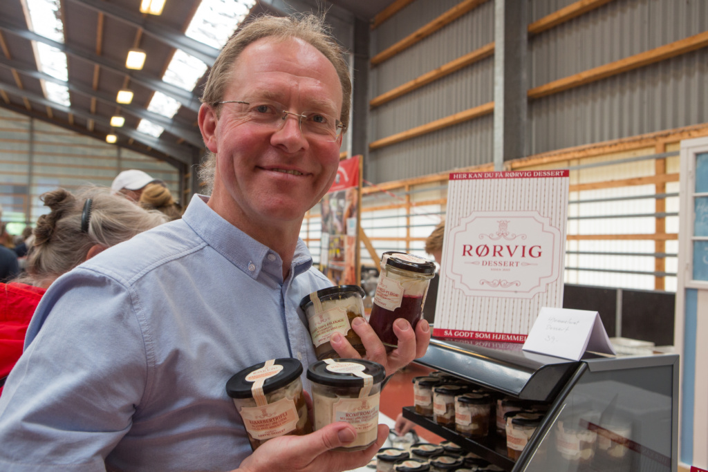 Morten Weidemann med et udpluk af de mange desserter som fremstilles hos Rørvig Dessert. Foto: John Olsen/photodan.dk