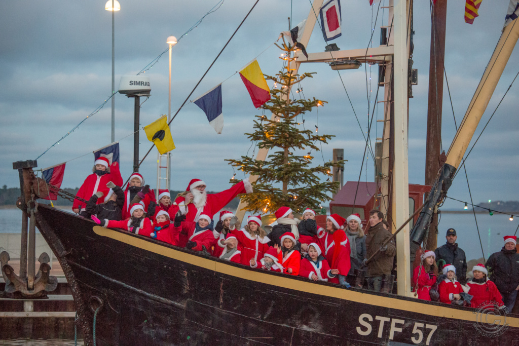 Juleskibet ankommer til Rørvig Havn med julemanden og hans store nissefamilie. Foto: John Olsen/photodan.dk